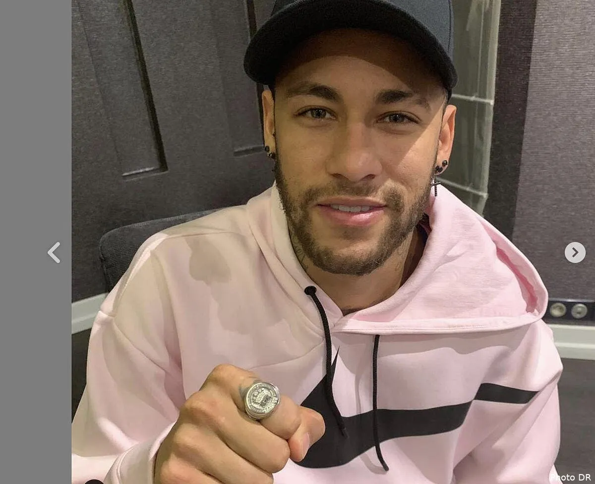 psg neymar aime l or et les diamants ca tombe tres bien neymar bague246787