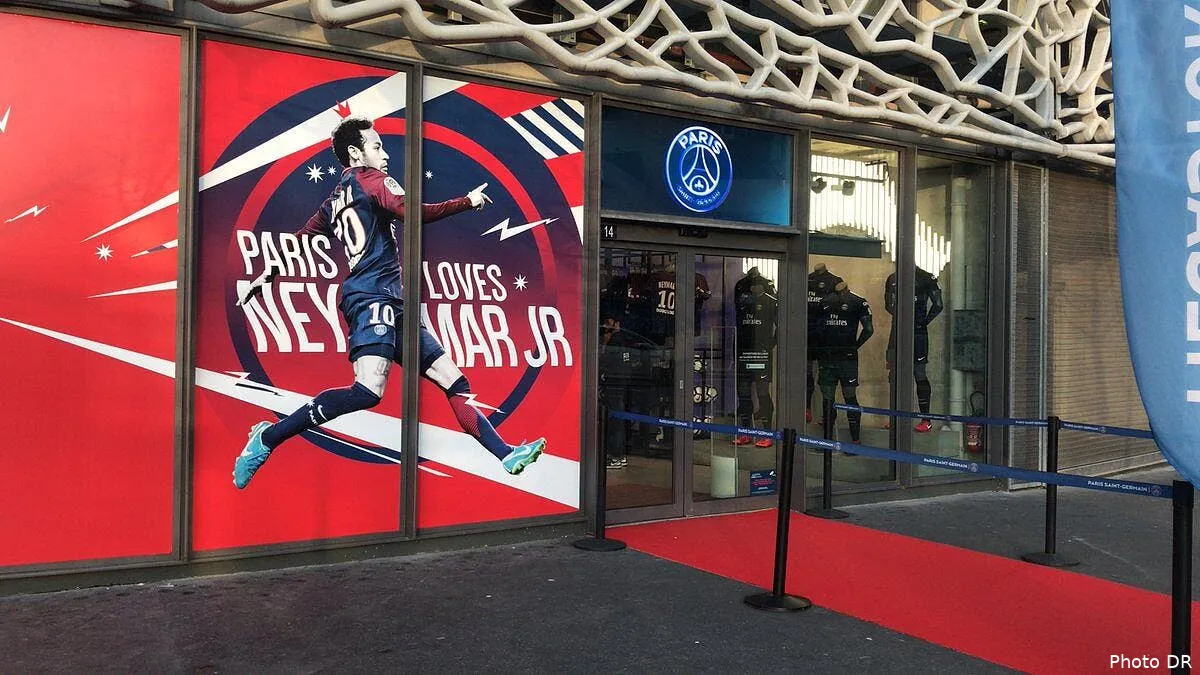 psg neymar demande de l amour paris repond avec une affiche neymar207973