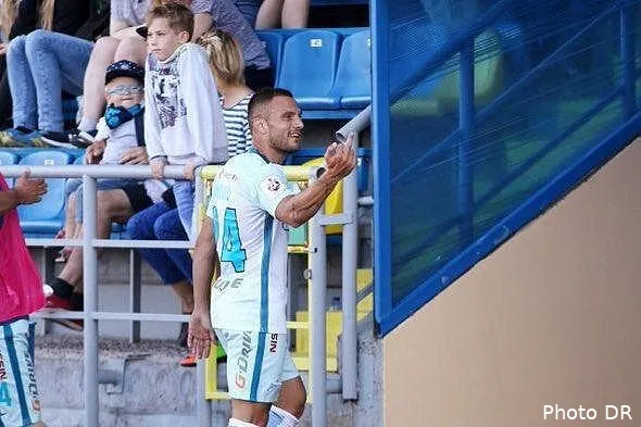 russie mollo dement avoir vise les supporters avec son doigt d honneur russie mollo vire pour un doigt d honneur dfr0q6zxkaaivgr 187717187801