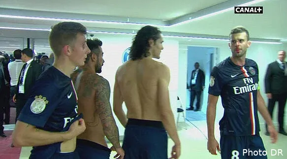 thiago motta frappe en rentrant aux vestiaires bvlngziimaad22y89765