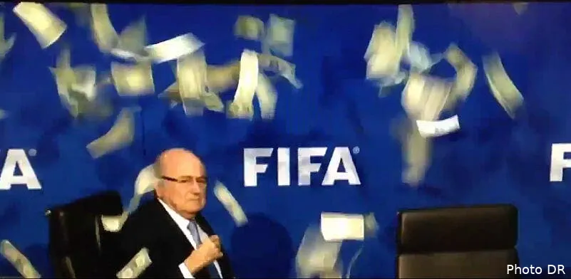 video blatter agresse en live avec des dollars capture d e cran 2015 07 20 a 16 15 51116363