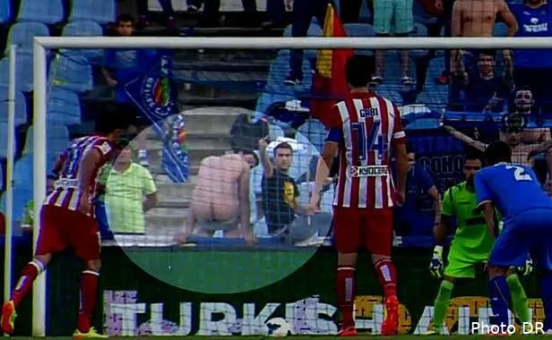 video il montrer ses fesses et fait rater un penalty a diego costa attaquant atletico madrid diego costa tire penalty getafe 13 avril 2014 1559473 616x38080809