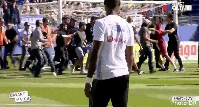 video un stadier de bastia frappe un joueur de l ol bastia ol terrain envahi les joueurs lyonnais attaques c9ir73gxkaa0zxp 176926176954