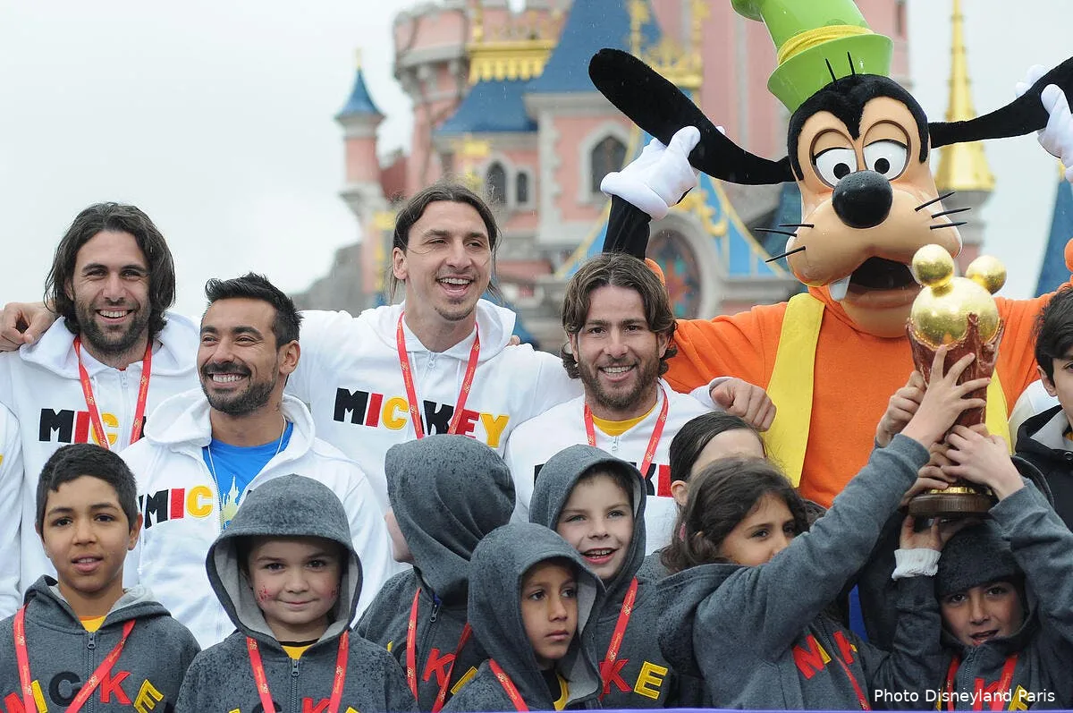 photo ibrahimovic et le psg chez mickey pour la bonne cause dsc 421857933