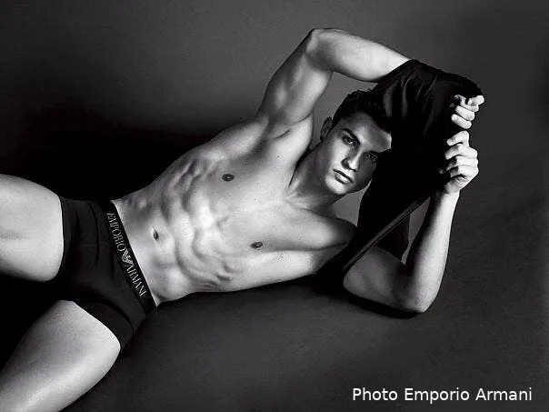 cristiano ronaldo devoile tout ou presque pour armani 45137 6721