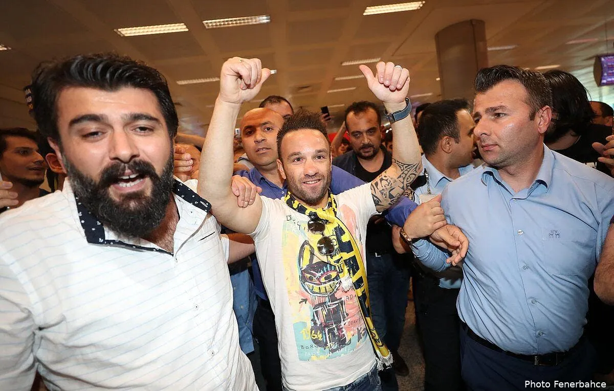 ol la folle arrivee de valbuena a fenerbahce dcid0fgwaaeh4w2183003