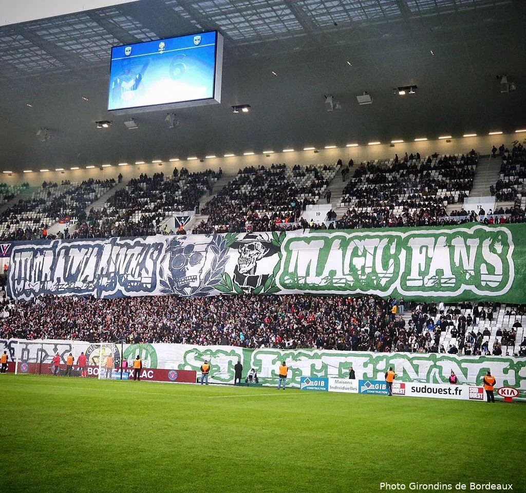 photo les supporters de bordeaux et l asse affichent leur amitie can8nhlwwai8i2z132905
