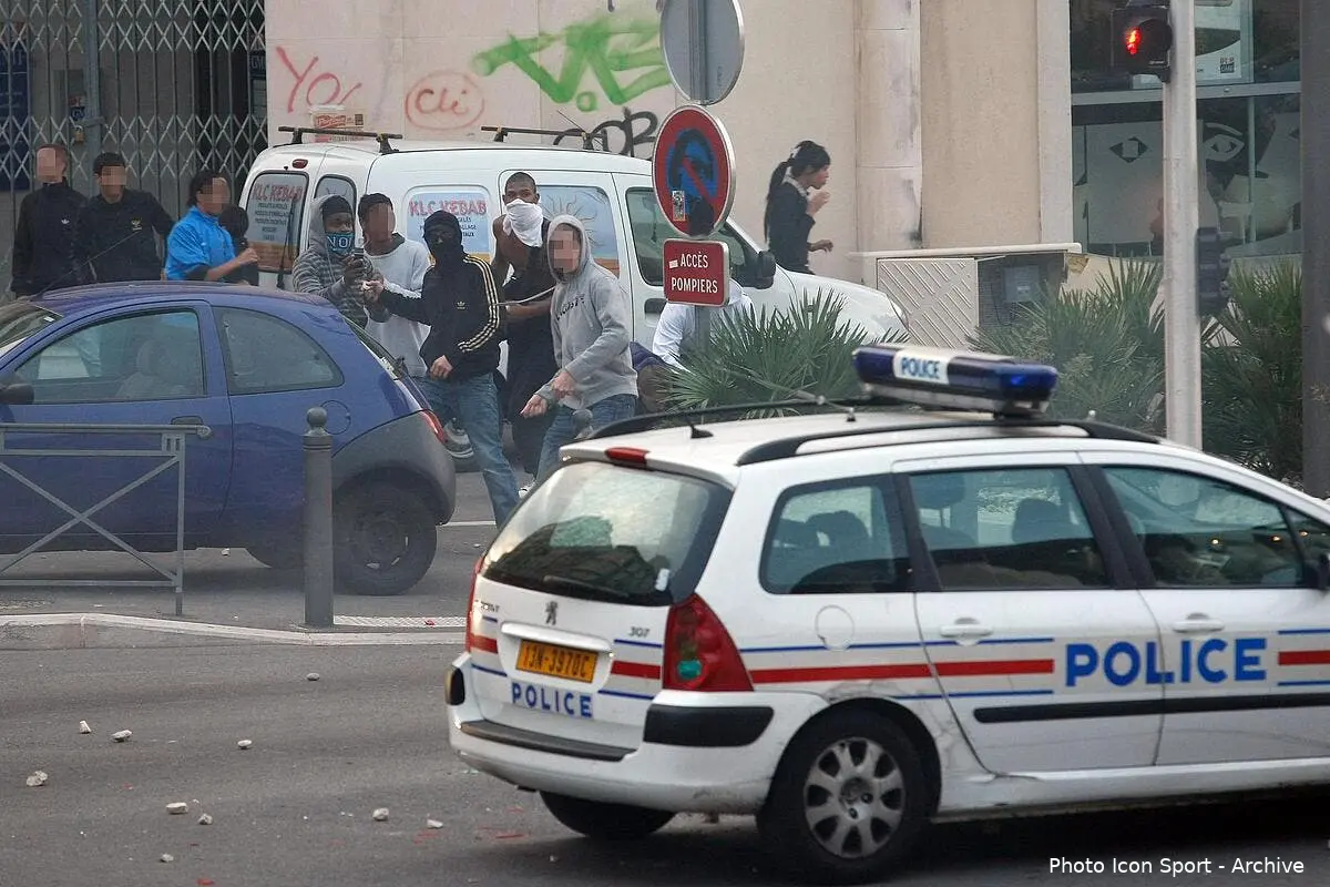 Le bus de l'ASSE caillaissé à Marseille
