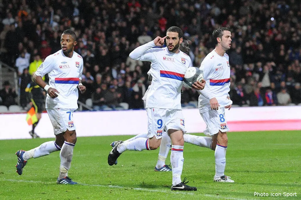lyon fait tomber l aja et laisse le champ libre a l om 52504 8064