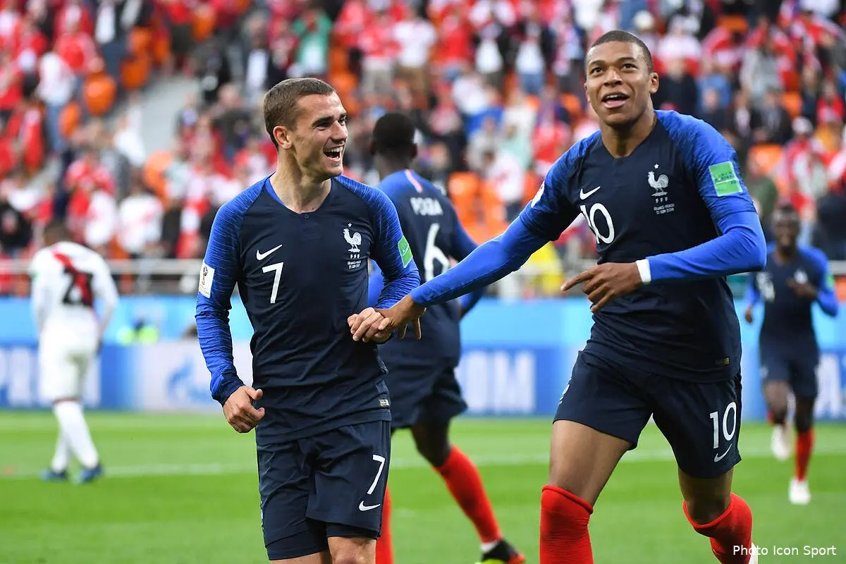 1 but 2 visages et 3 points les bleus sont qualifies mbappe 45222555