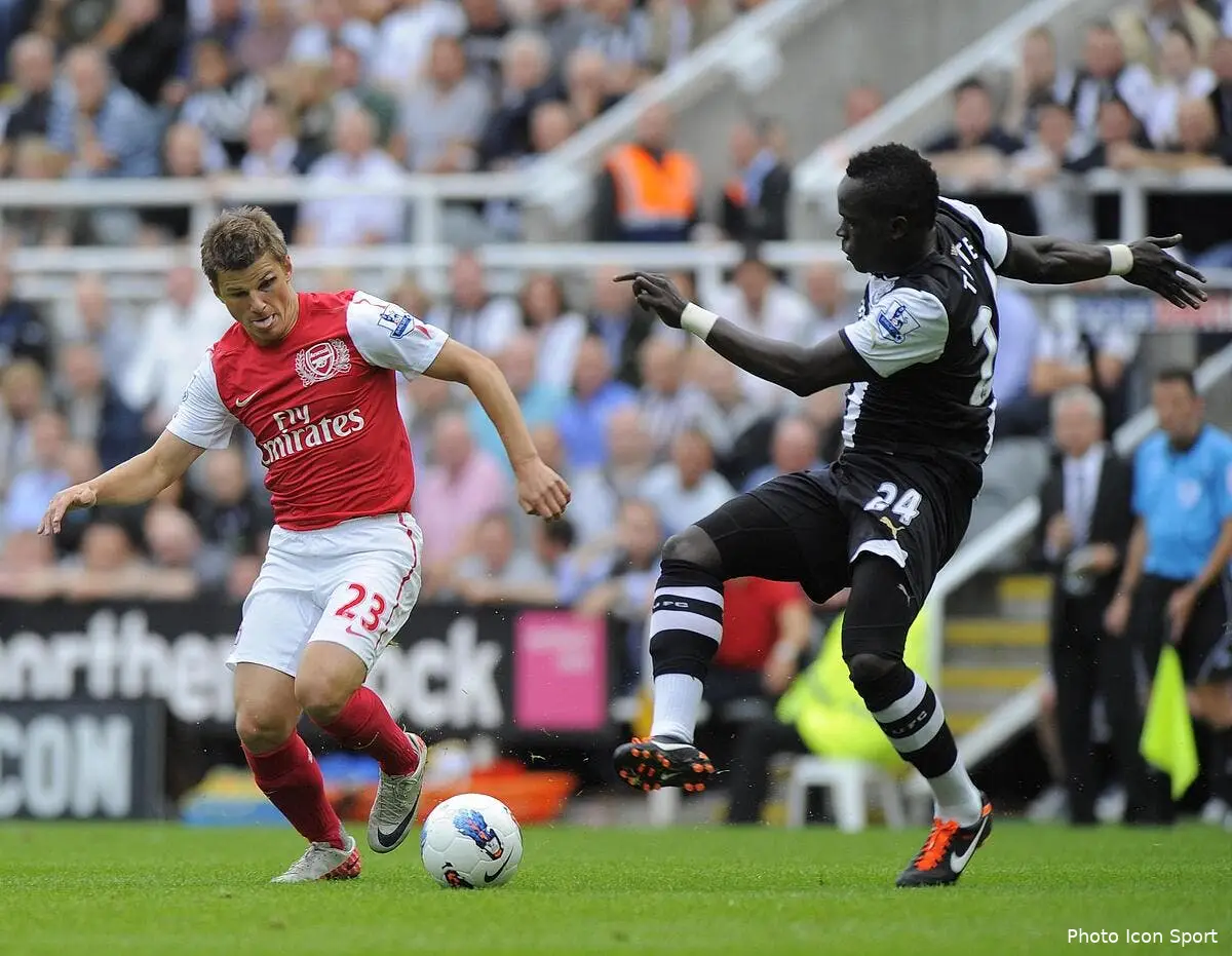 Arsenal traîne, Gervinho voit rouge