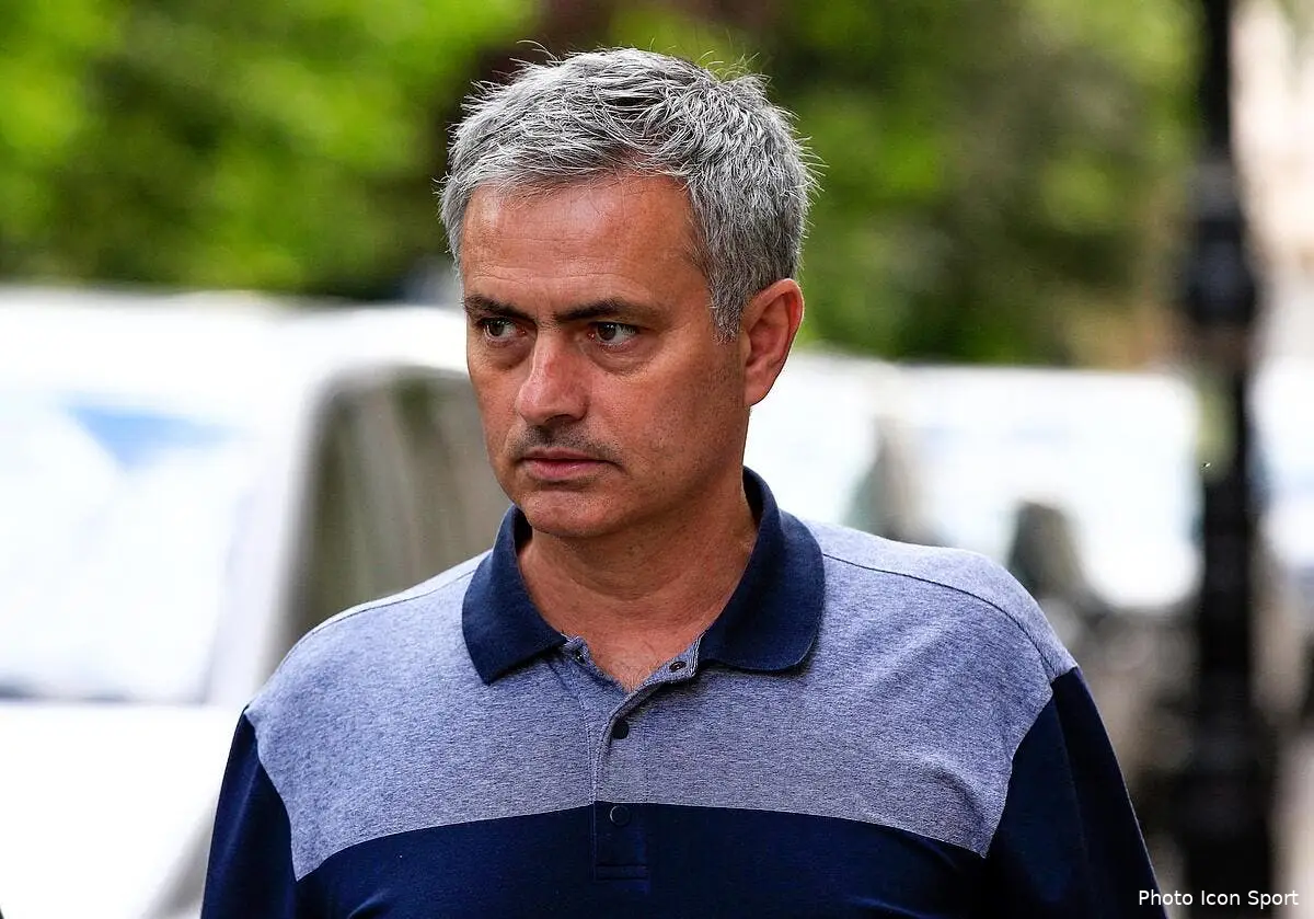 Bouteille de vin et cravate rouge et noire, Mourinho a signé à MU !