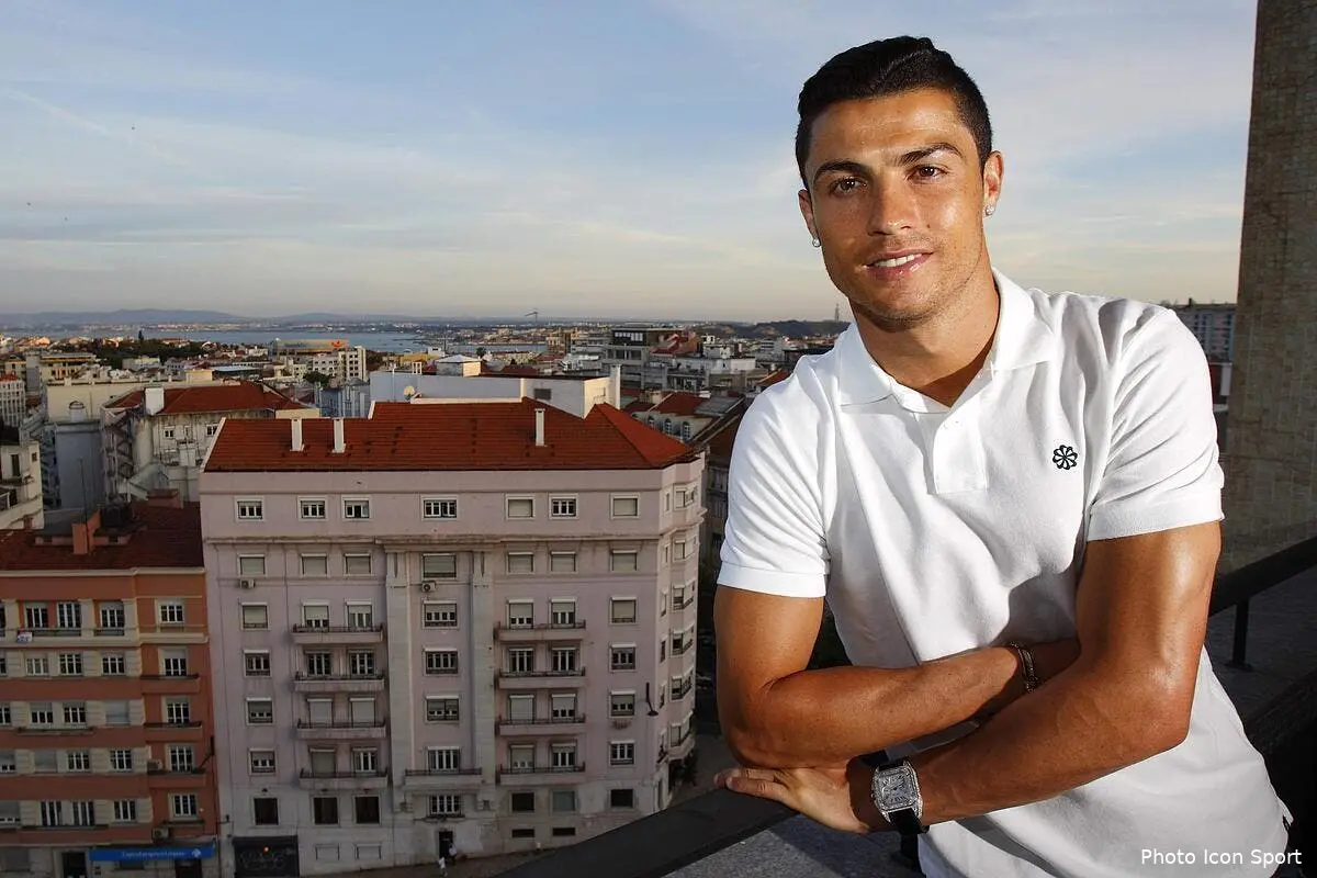 Cristiano Ronaldo discute avec le PSG