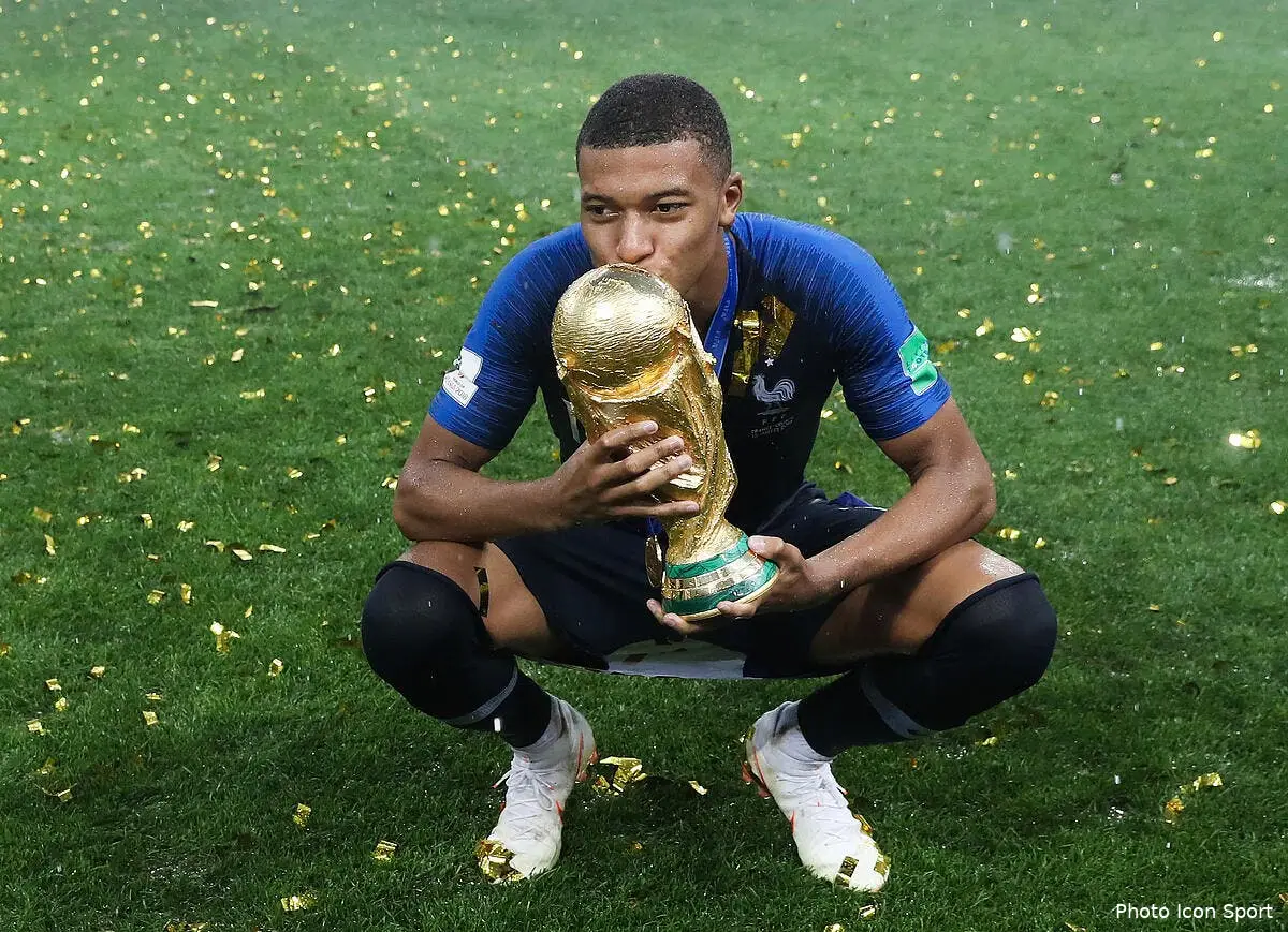 EdF : Comparer Pelé et Mbappé, Platini préfère en sourire
