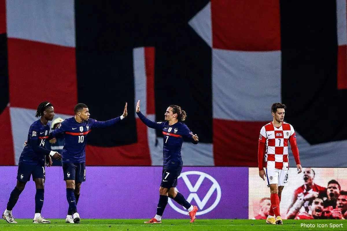 edf griezmann et mbappe en heros pas pour pierre menes icon pxl 141020 30494013296777