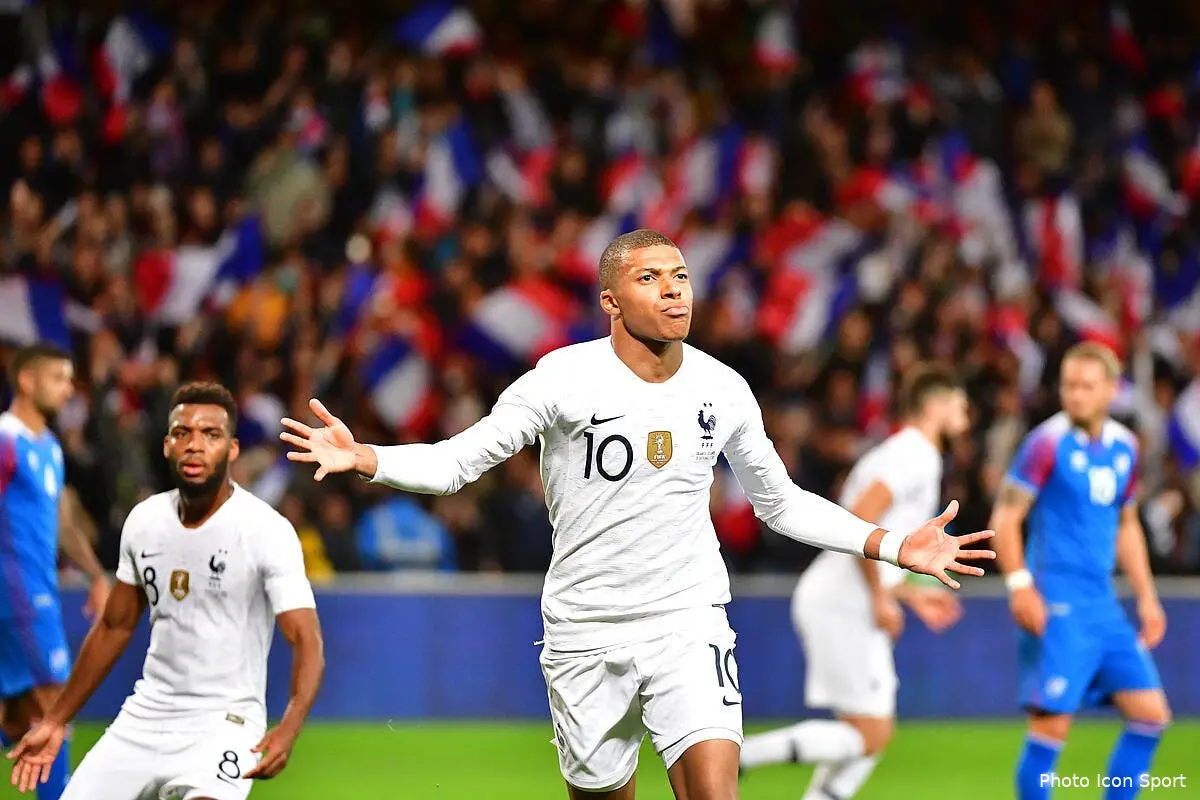 edf kylian mbappe adore sa cap de super heros bleu mbappe 56233063