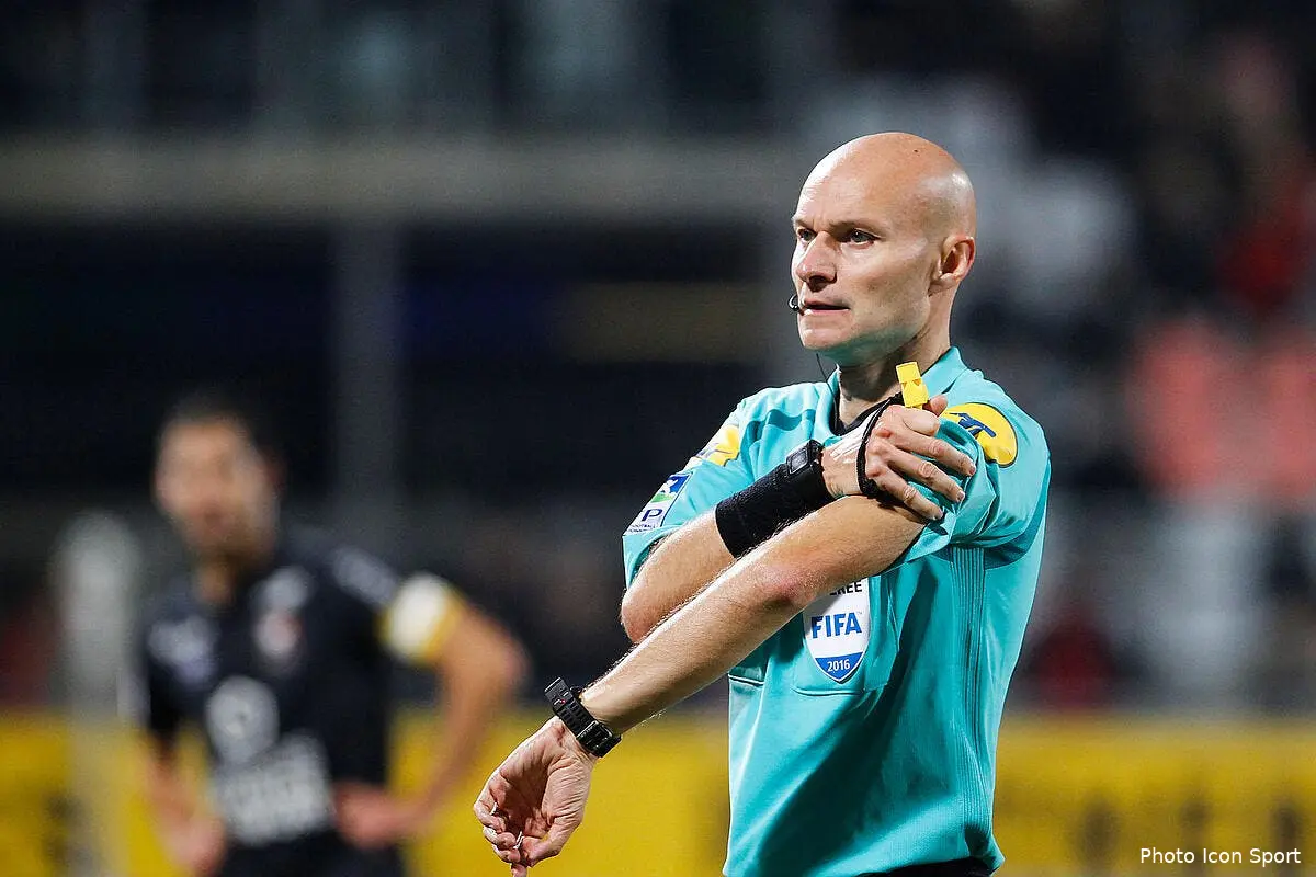 Foot : 46% des Français jugent les arbitres « plutôt mauvais »