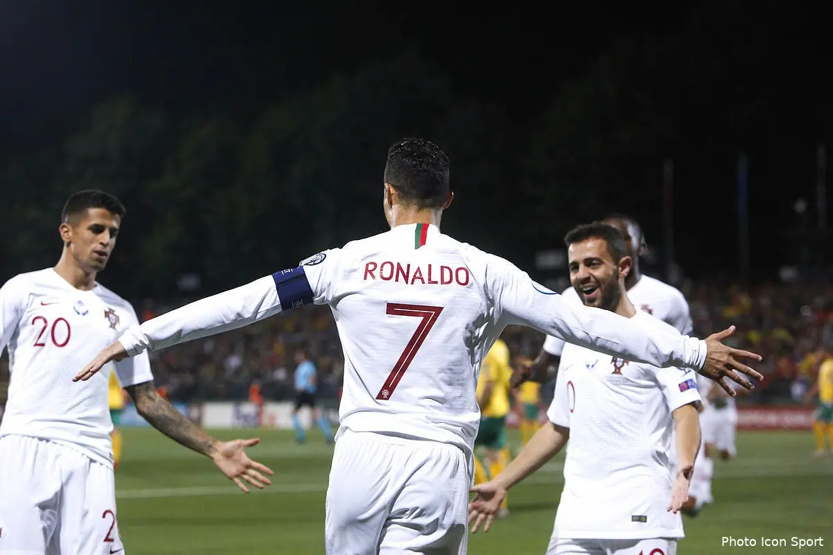 foot cristiano ronaldo ecrase messi il a plie le game icon sputnik 6006582 hr en264125