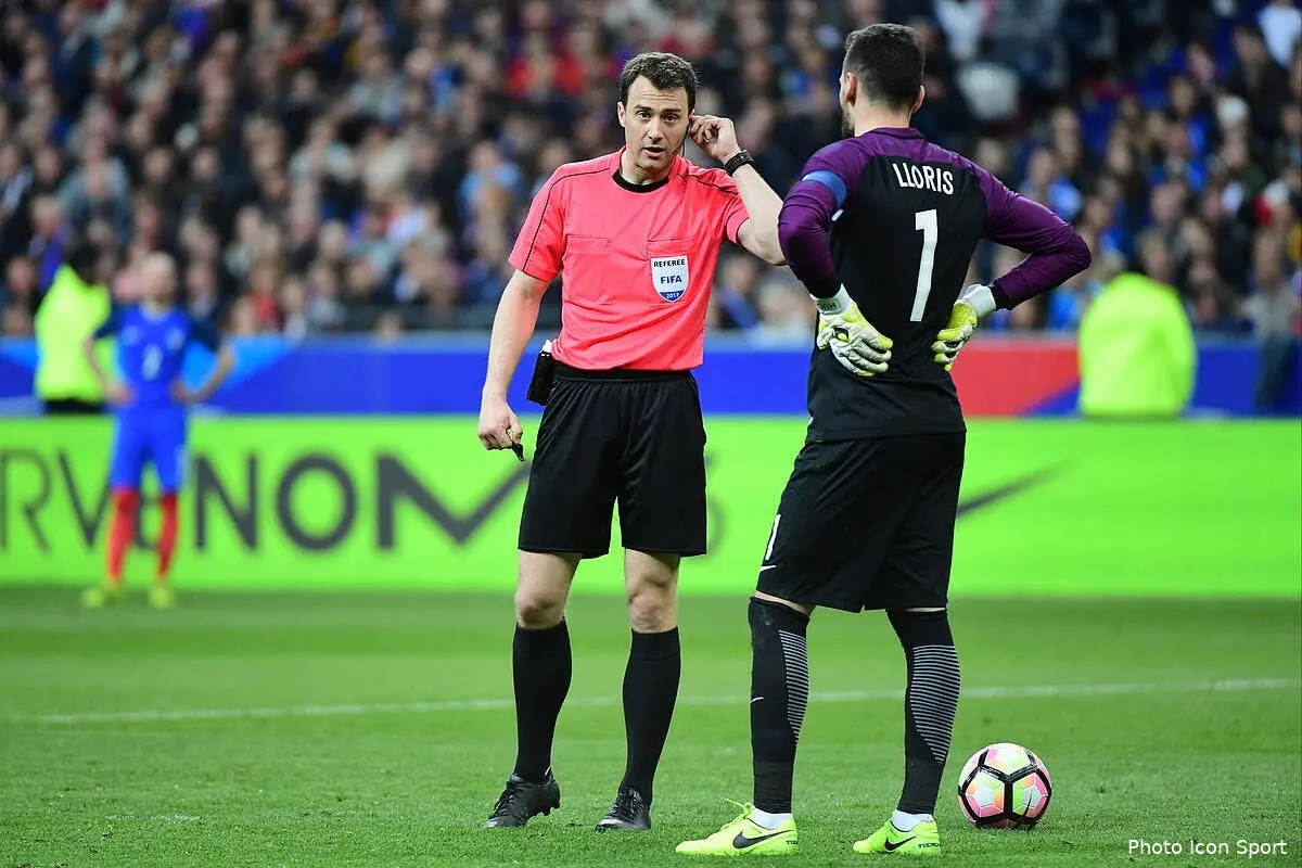 France : Non l'arbitre n'a pas mis 2 min pour accorder le but..la preuve