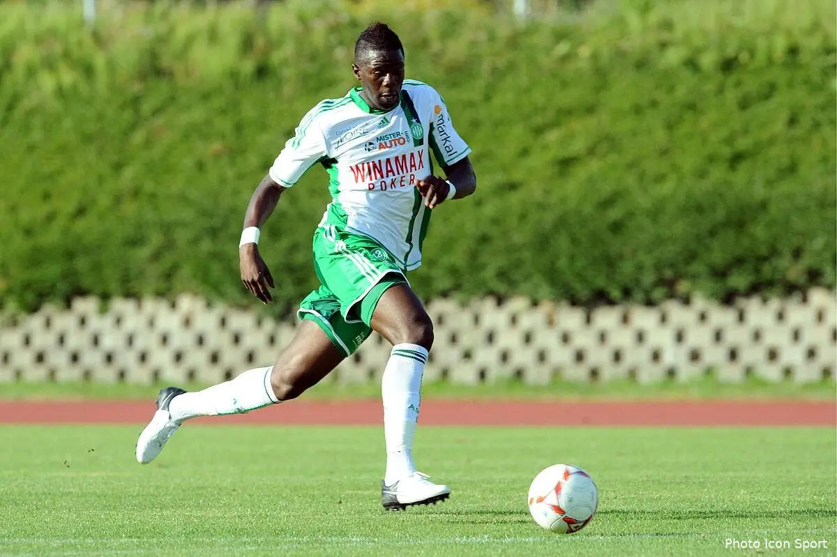 Kitambala et Sako vers la sortie à l’ASSE