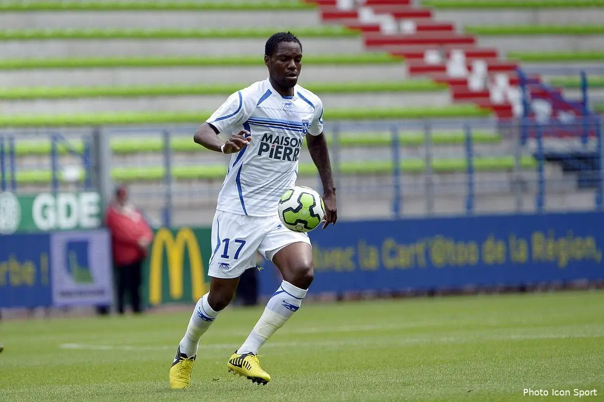 L'OL dit non à Mandjeck au mercato et taille Ndinga