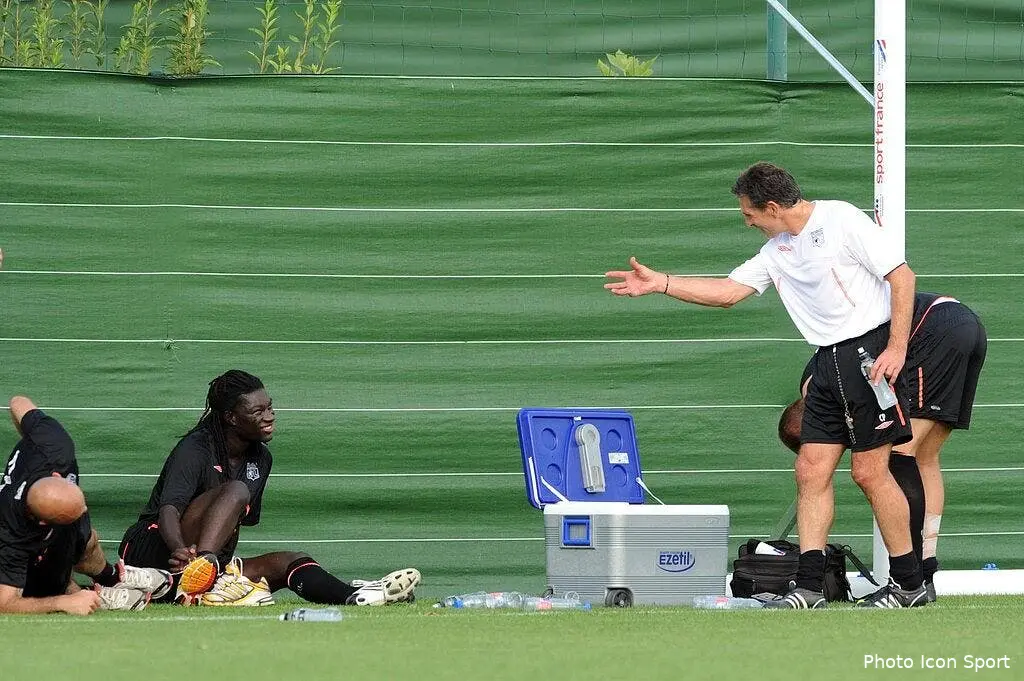 l ol pousse gentiment gomis vers la sortie 57088 9106
