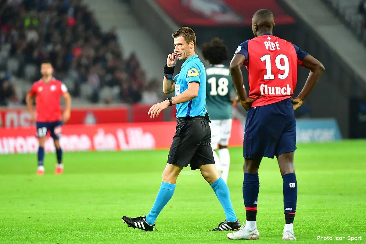 l1 les arbitres ont la formule magique pour faire taire les raleurs bastien233569