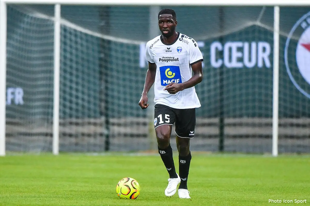 l2 un joueur de niort interpelle en plein entrainement son nom fuite icon bap 270718 93 86289025