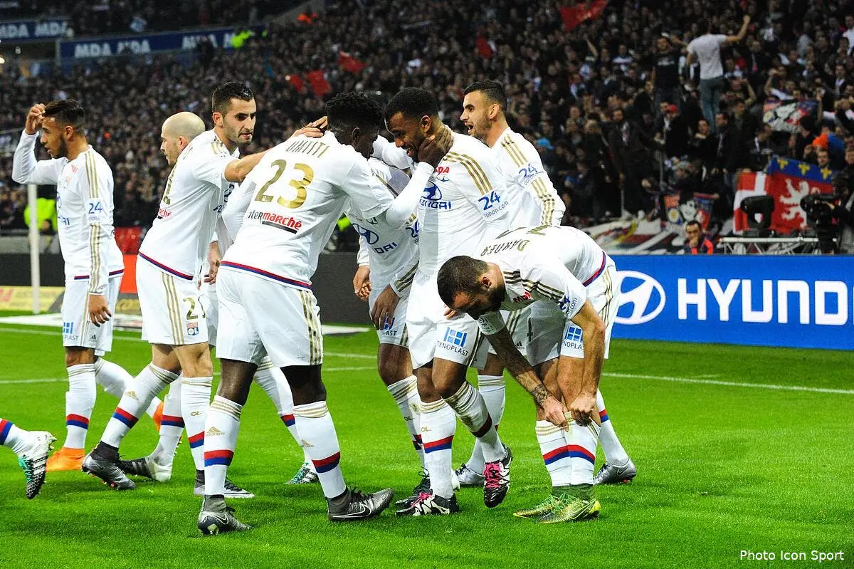 Lacazette réalise son rêve et annonce qu'il reste à l'OL