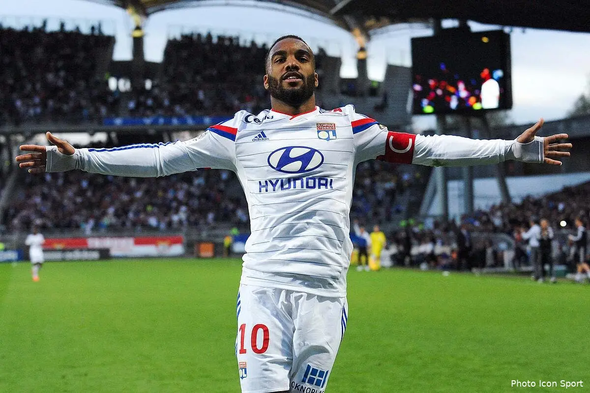 Lacombe voit Lacazette aller de l'OL au Barça..mais plus tard
