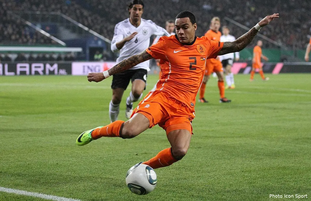 Le PSG proche d'engager Van der Wiel pour 5ME
