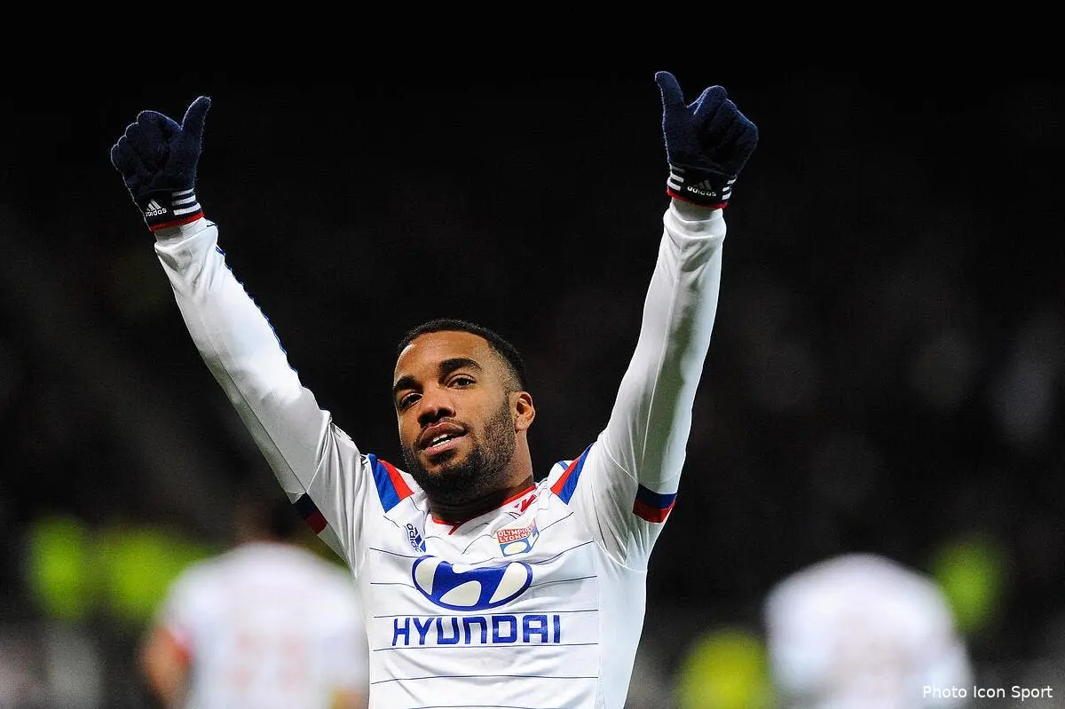 le psg va tester l ol avec 30 m pour lacazette lacazette 16108079