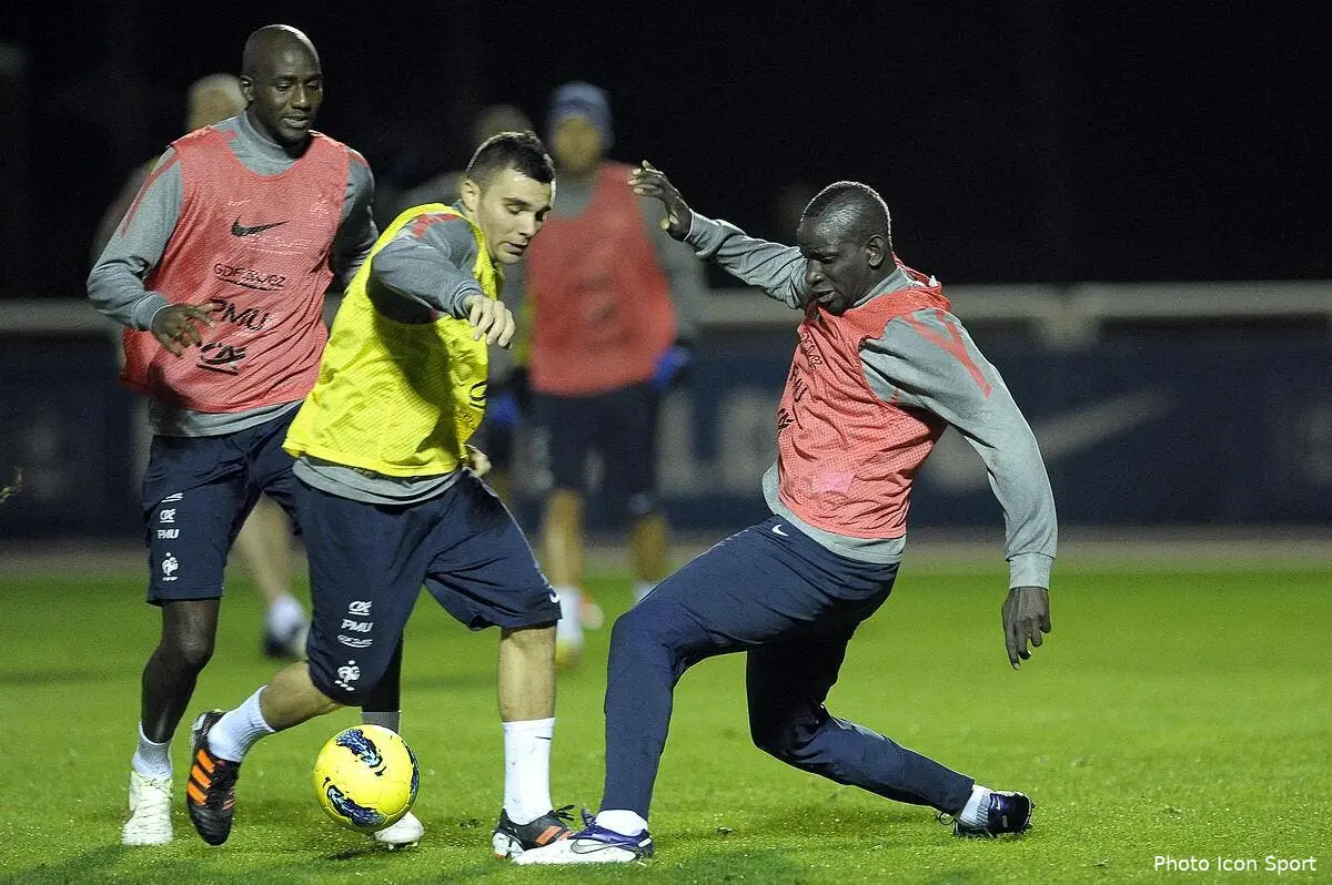 Le soldat Sakho est prêt à enfiler son casque bleu