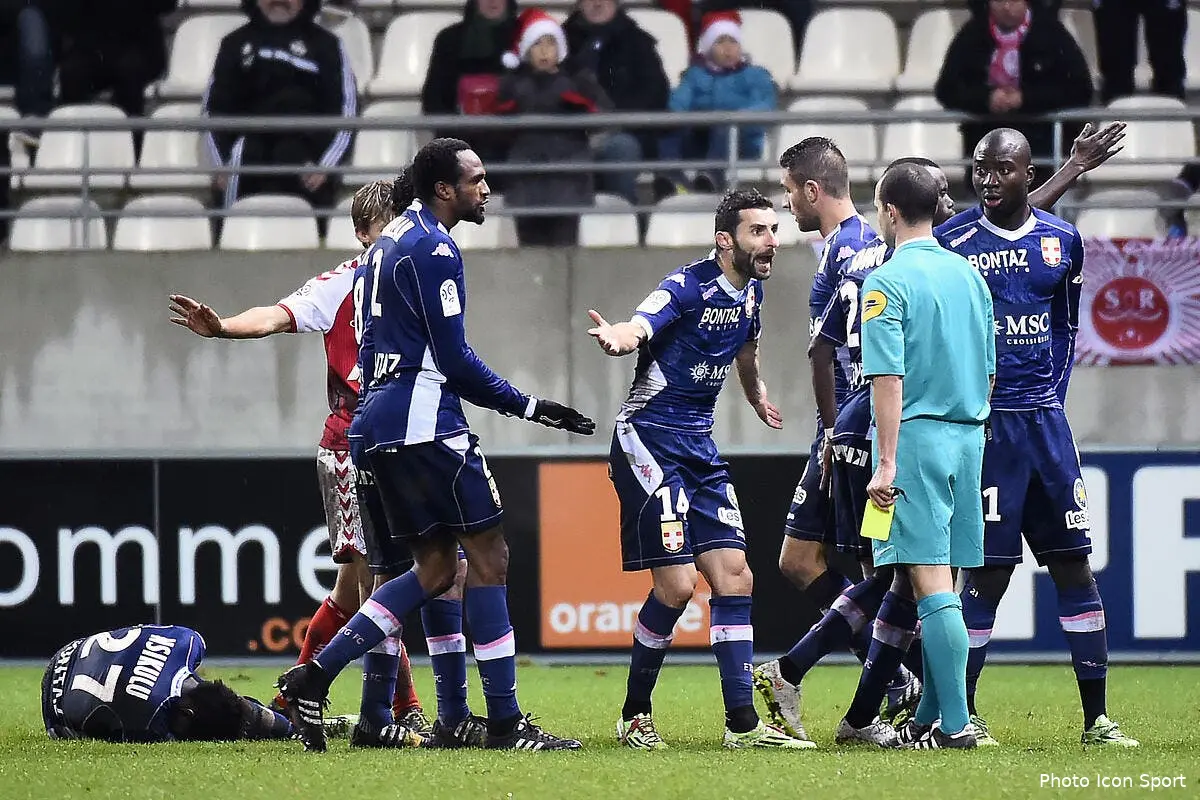 Les arbitres de L1 en ont marre de se faire fracasser