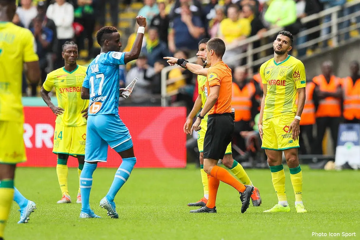 les arbitres jouent a cache cache pierre menes leur met un carton bastien 1262141