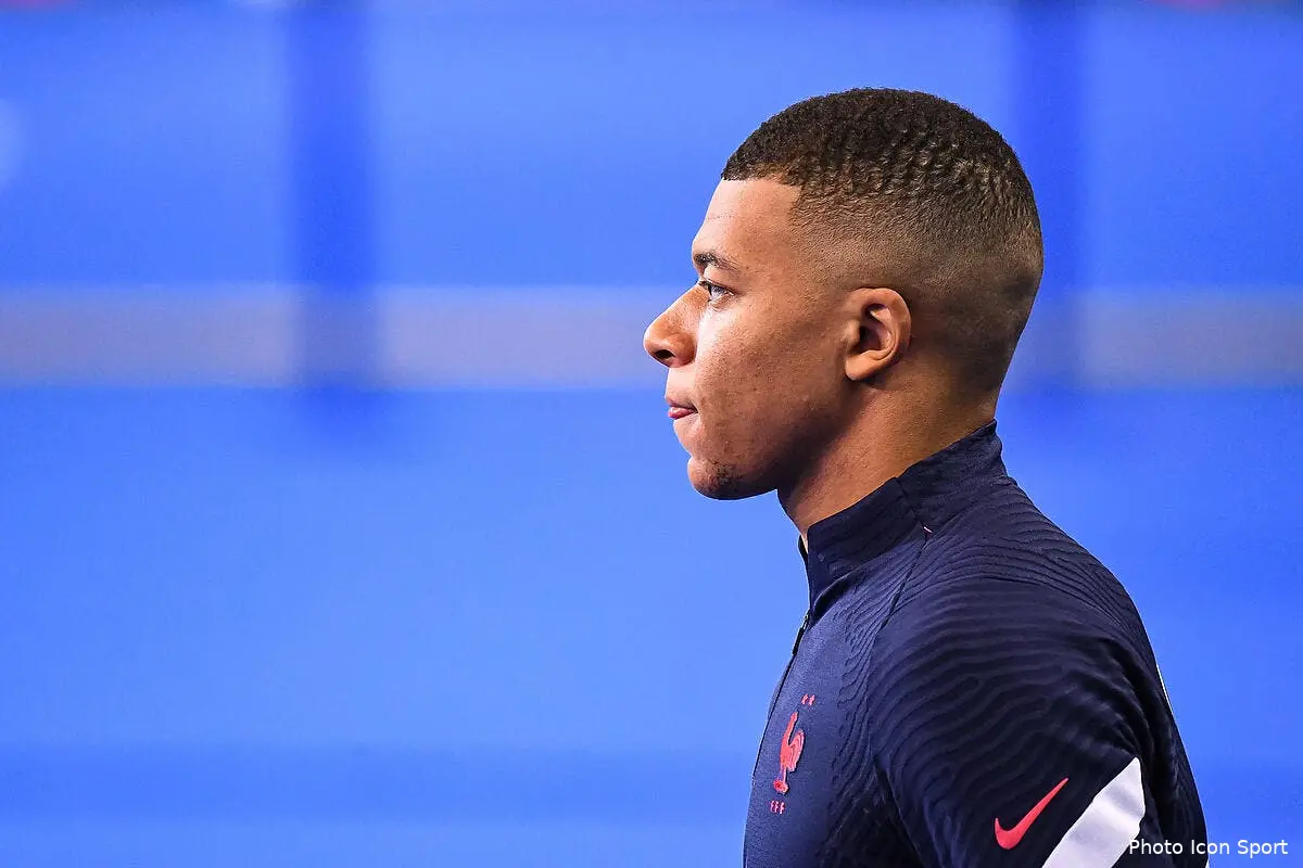 mbappe apporte son soutien aux familles des gendarmes tues icon bap 161120 93 053 302481