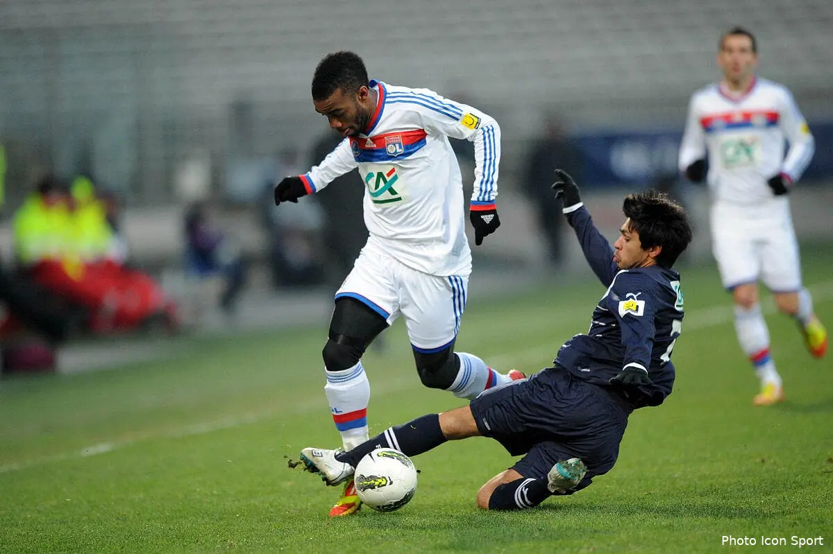 Même depuis son aile, Lacazette assure « être un avant-centre »