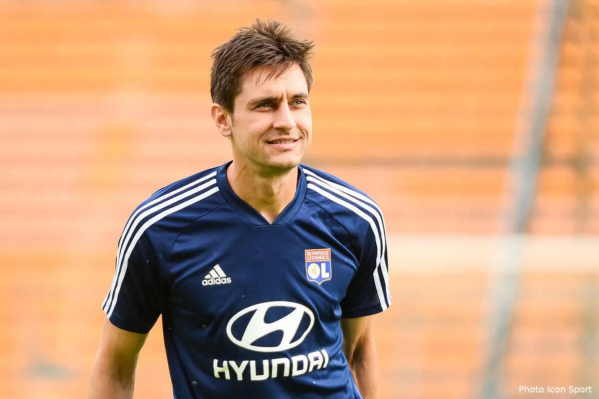 ol lyon accuse d avoir embobine tatarusanu au mercato icon bap 200719 93 160264045