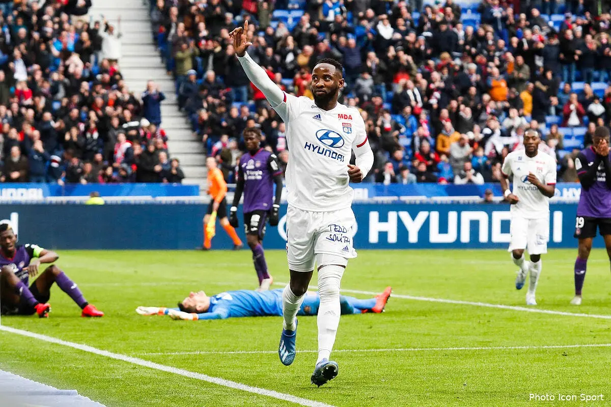 ol pierre menes est loin de prendre son pied devant lyon icon 25i6777 copie276615