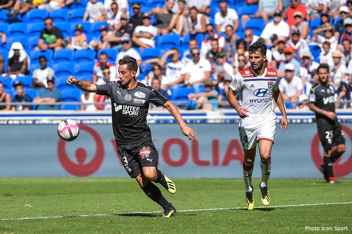 OL : Titulaire, Dubois pousse Tete et Rafael vers la sortie