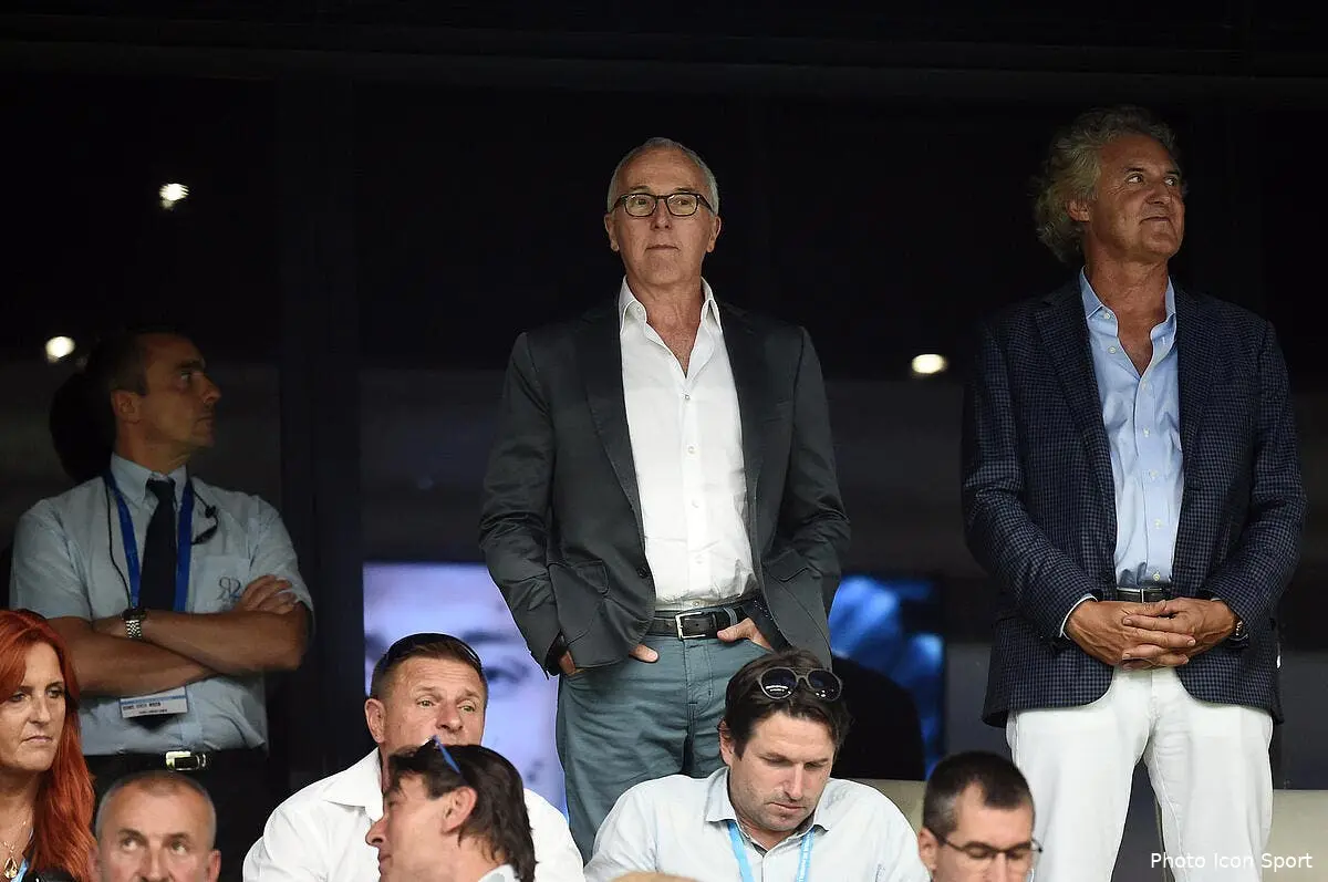 OM : Banderoles, fumigènes, les supporters tapent fort