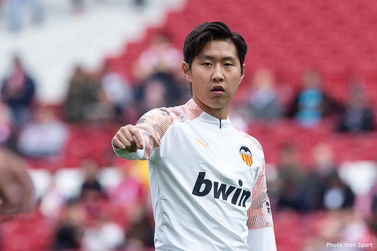 om lee kang in prete ca vend du reve a marseille icon am19209 082 2284281