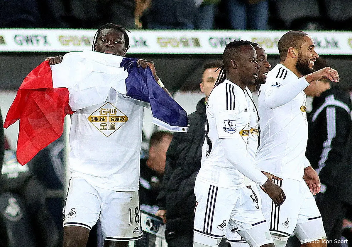 Photo : Gomis marque et brandit le drapeau français