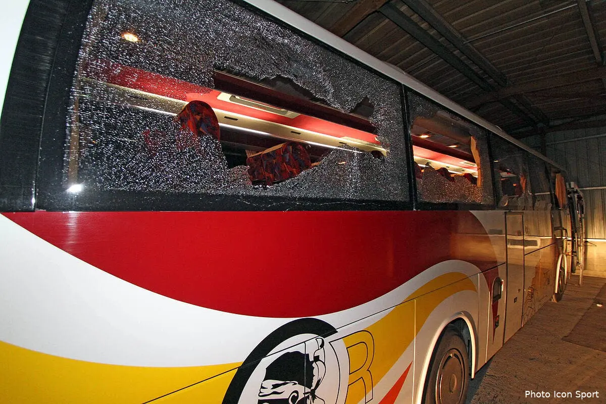 photo le bus de caen dans un sale etat a ajaccio iconsport bel 191111 01 0227480