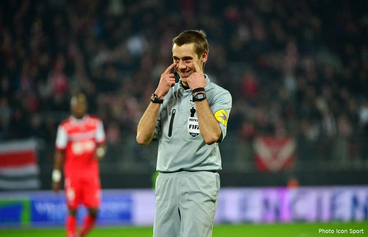 Pierre Ménès explique le fiasco des arbitres français
