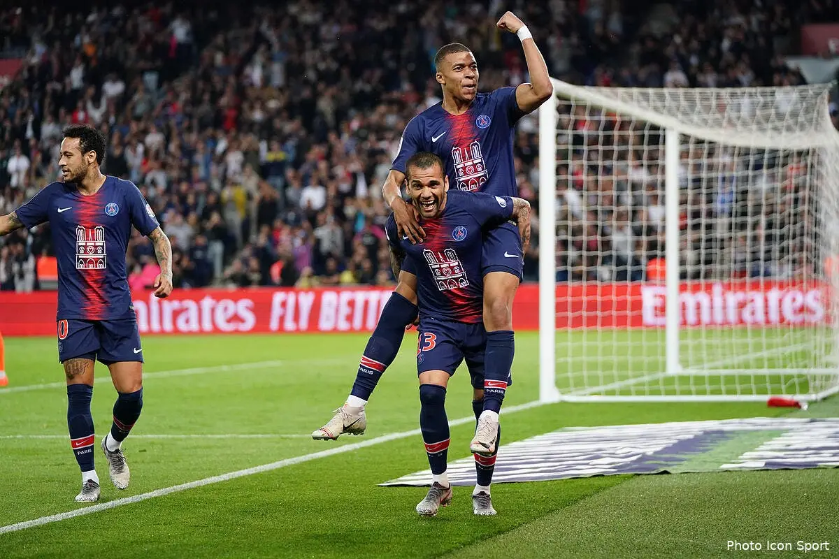 psg champion et premier club francais paris bombe le torse icon 190421p43990251187