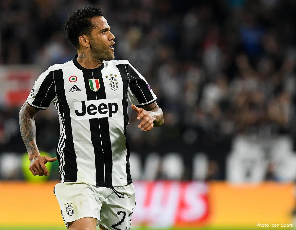 PSG : Dani Alves plaque Manchester City pour signer au PSG !
