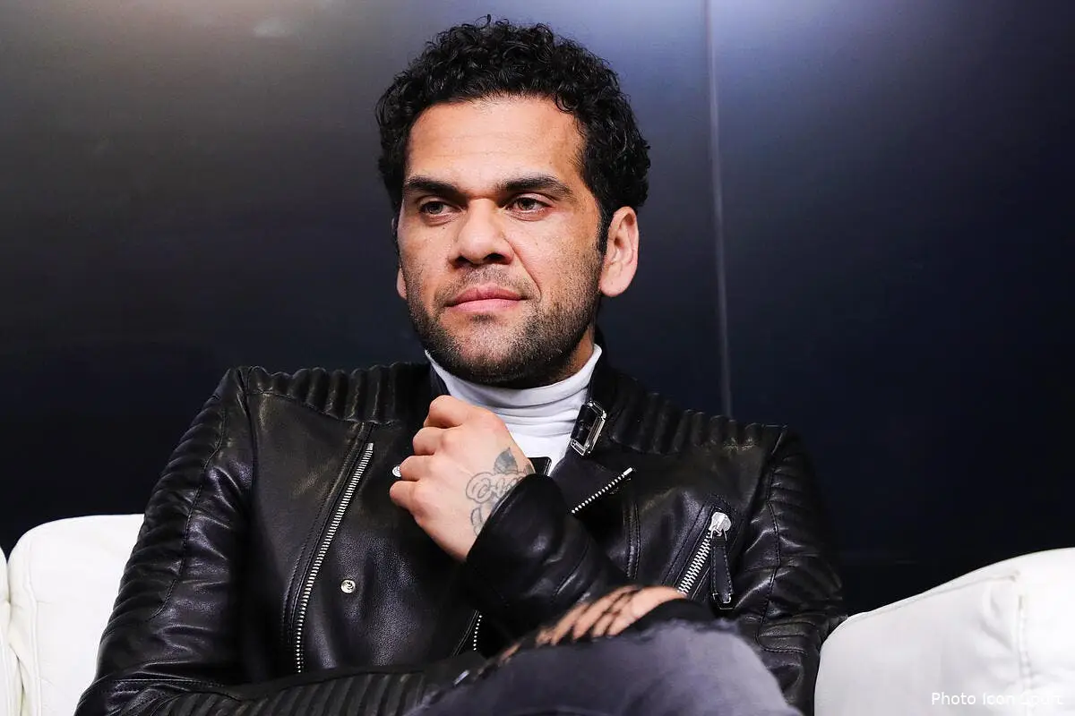 PSG : Dani Alves recadre Neymar et Mbappé, c'est musclé