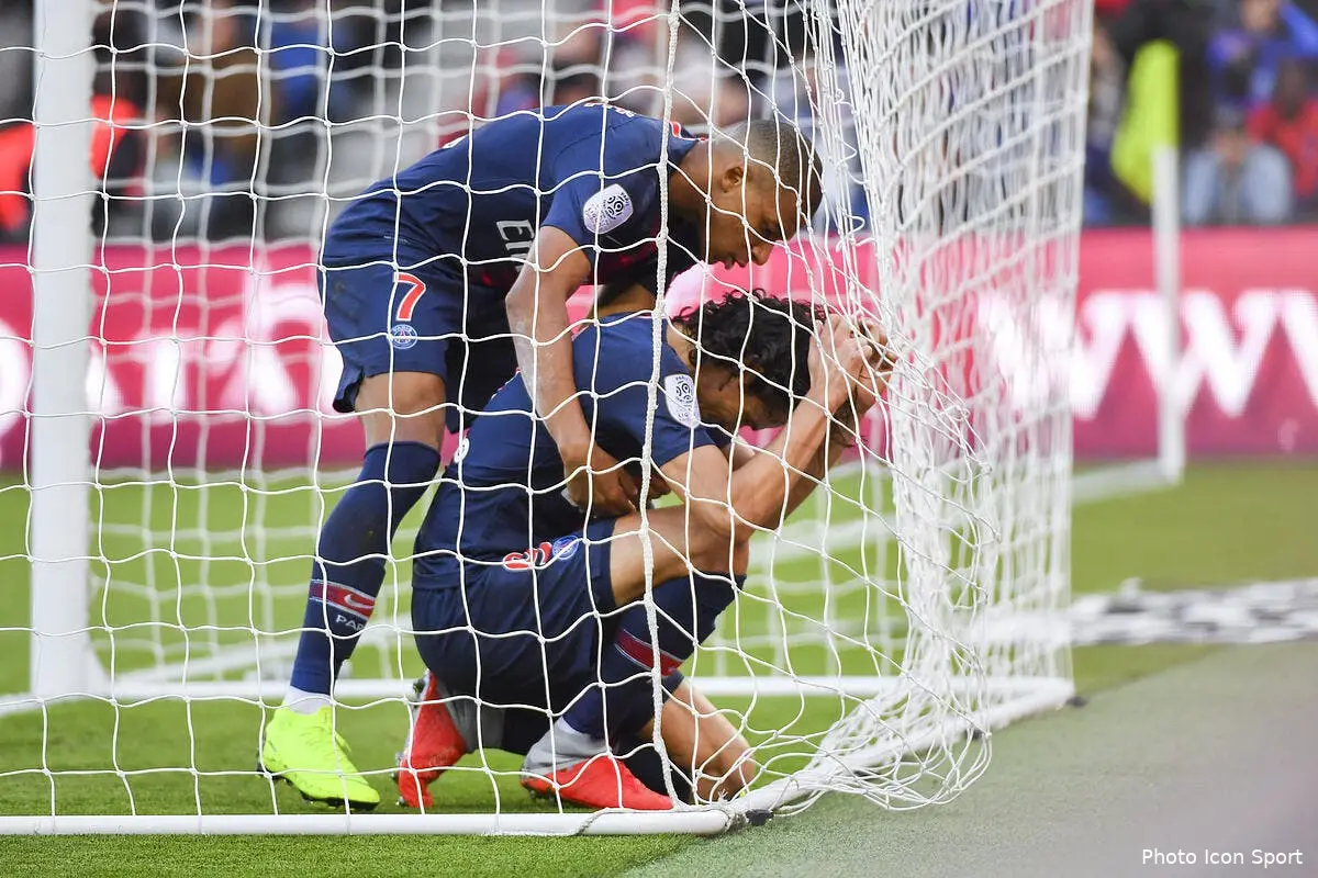 PSG : Des calins pour Cavani ? Tuchel poussé à faire une Neymar avec El Matador !