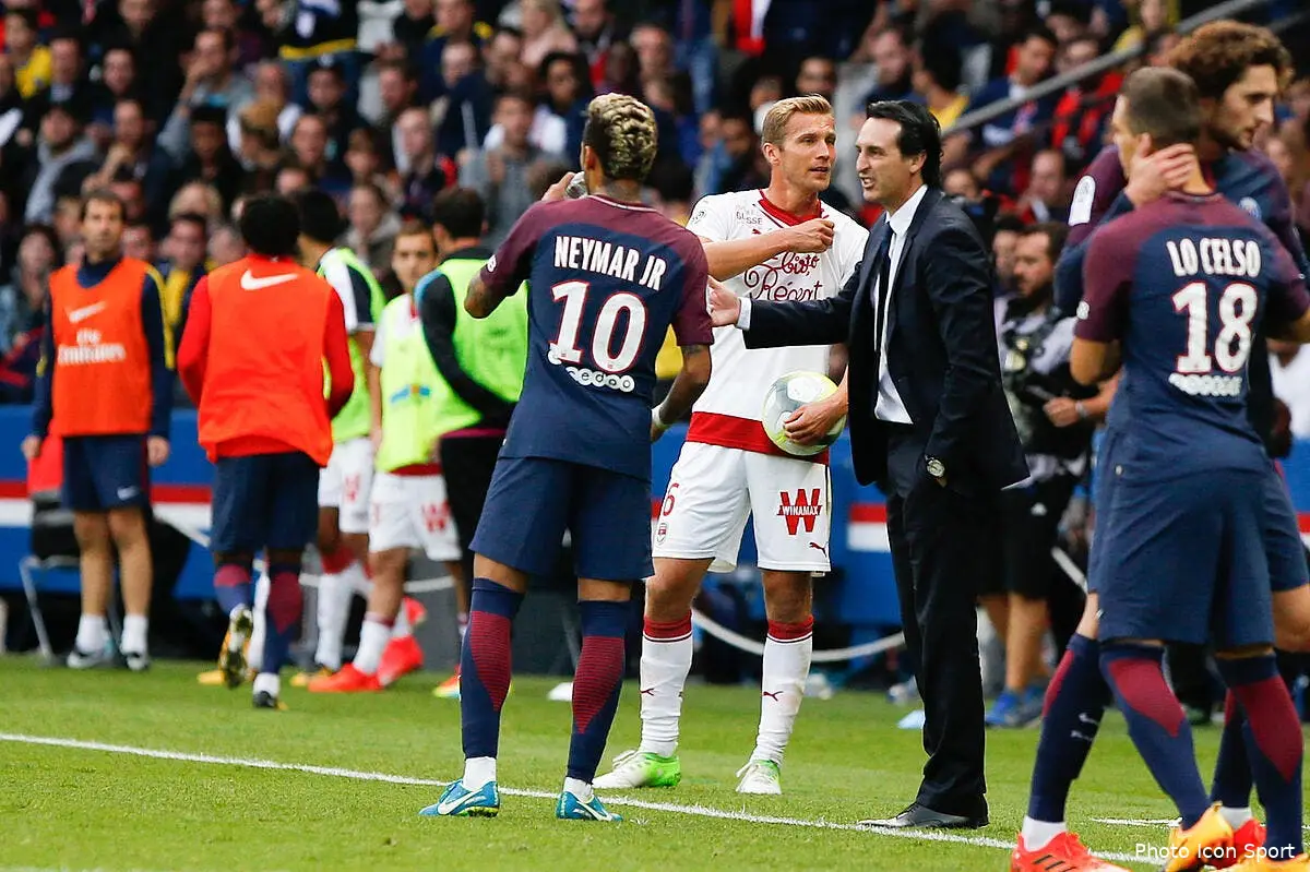 psg emery commence enfin a chouchouter neymar emery 22207903